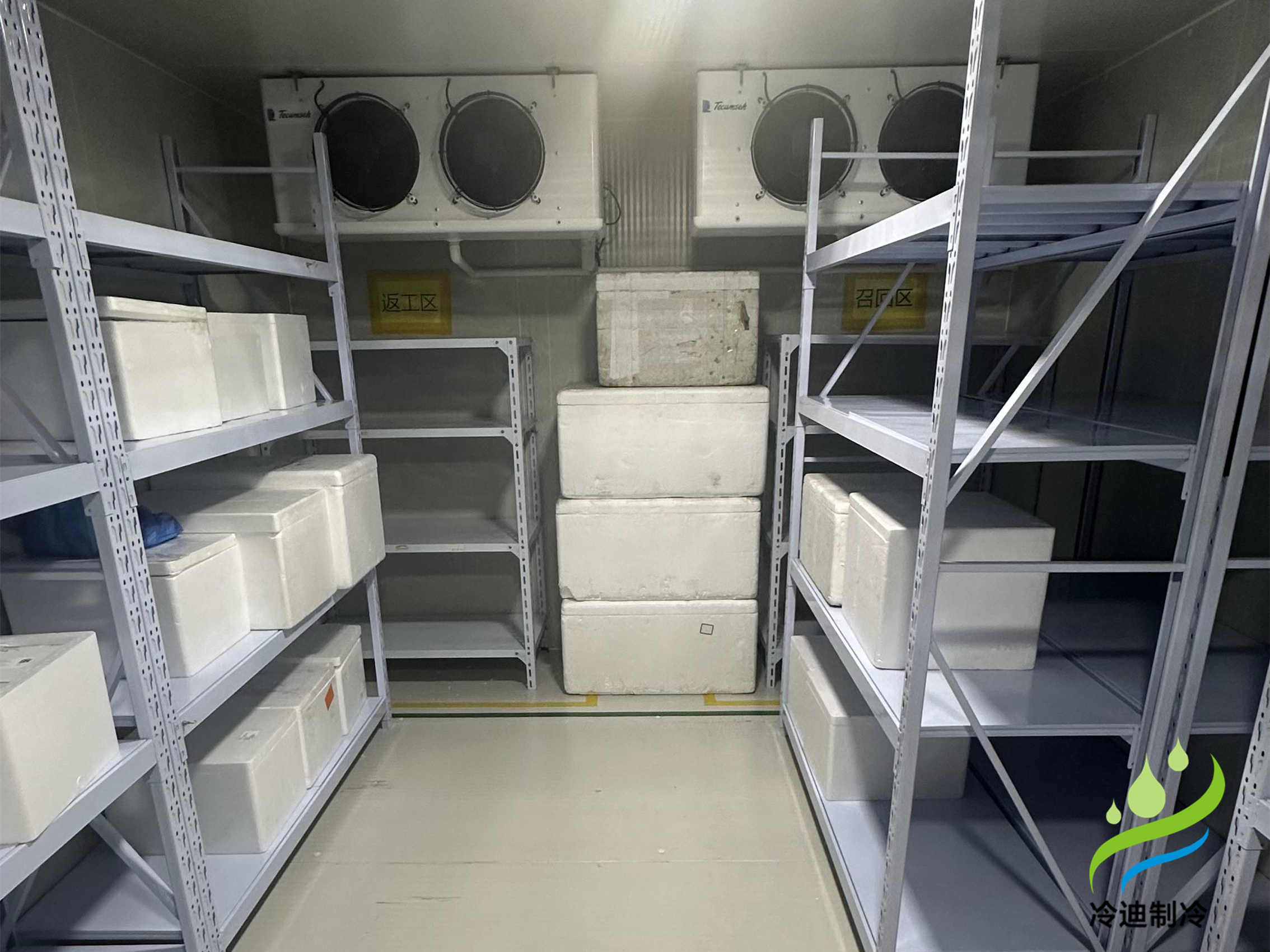 花3萬(wàn)元可以建造20-30平方的果蔬保鮮冷庫(kù)，10-20平方的-18℃冷凍庫(kù)，10-30平方的食品恒溫冷庫(kù)，20立方標(biāo)準(zhǔn)醫(yī)藥冷庫(kù)。配置采用六面體設(shè)計(jì)，聚氨酯保溫板搭建庫(kù)體，內(nèi)置吊頂式冷風(fēng)機(jī)，搭配艾默生谷輪機(jī)組，新亞洲智能節(jié)能電控箱，手動(dòng)半埋門，搭配風(fēng)幕機(jī)，此類配置是比較常見，也是較為穩(wěn)定的，小型冷庫(kù)可以訂制移動(dòng)款，集裝箱或活動(dòng)式，全國(guó)乃至國(guó)外均可發(fā)貨。